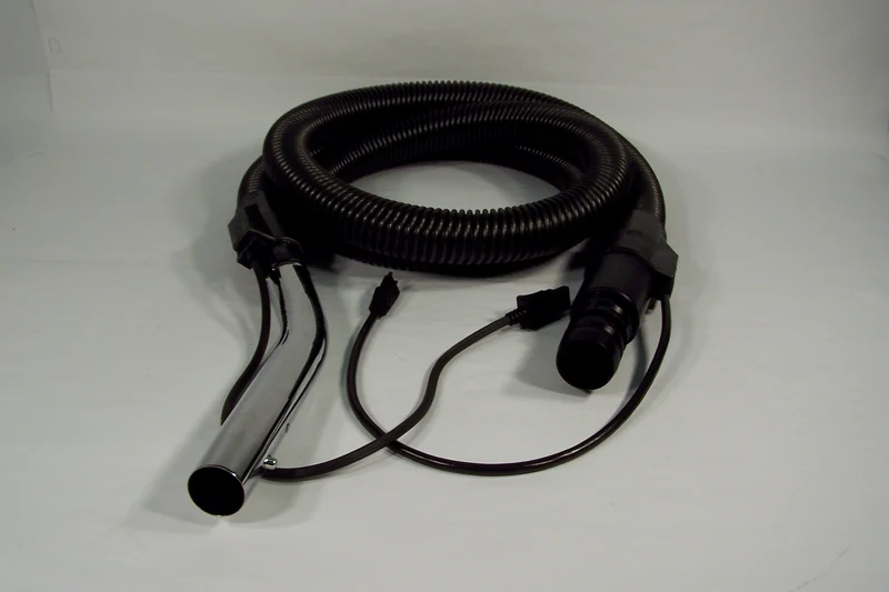 Boyau électrique pour aspirateur commercial - 2,43 m (8') - 32 mm (1 1/4") dia - noir - poignée courbée - bouton-barrure - JV5
